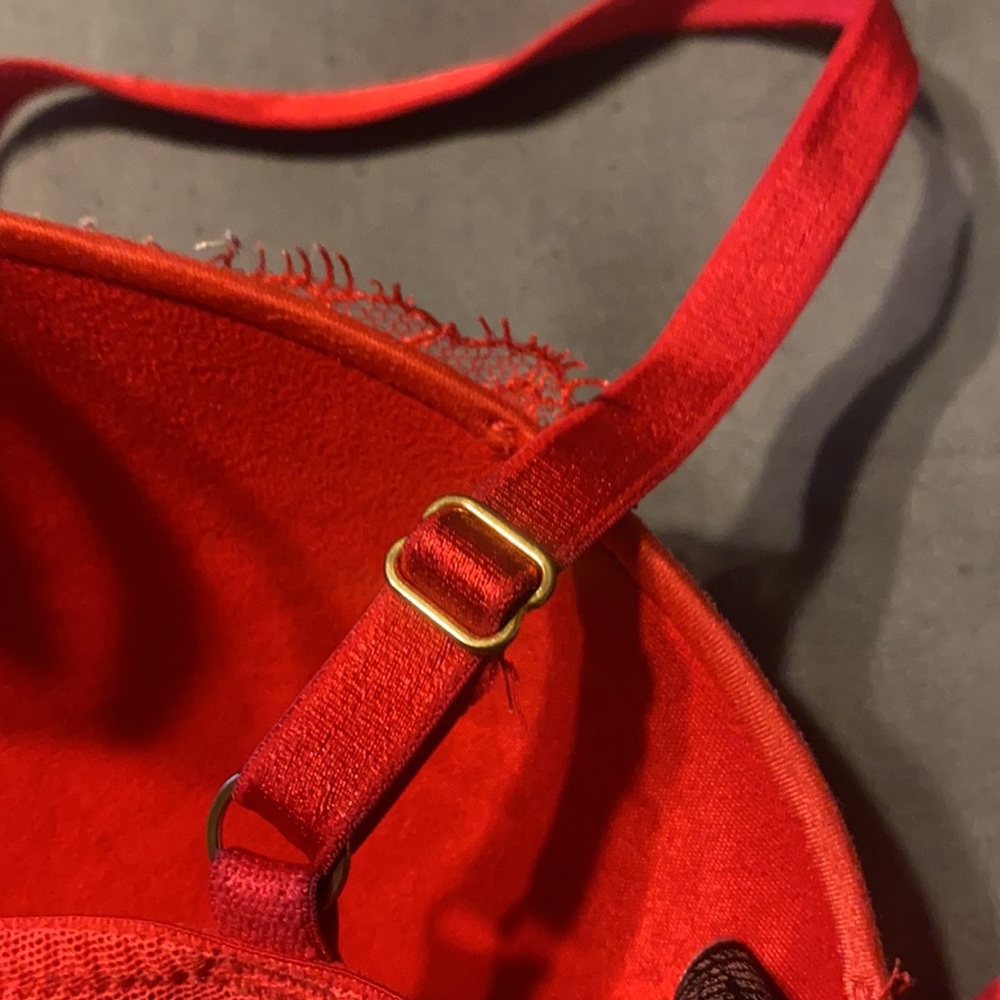 Red bra - Picture 4 of 5